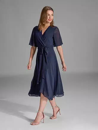SWING | Robe de soirée
Marque : SWING
Couleur : bleu foncé
Catégories : Mode, Femme

Longueur des manches : Manches courtes
Encolure : Col en V
Matière : Chiffon, Polyester / Polyamide
Motif : Uni
Coupe (vêtement d'extérieur) : Regular
Style et occasion : O | dunkelblau